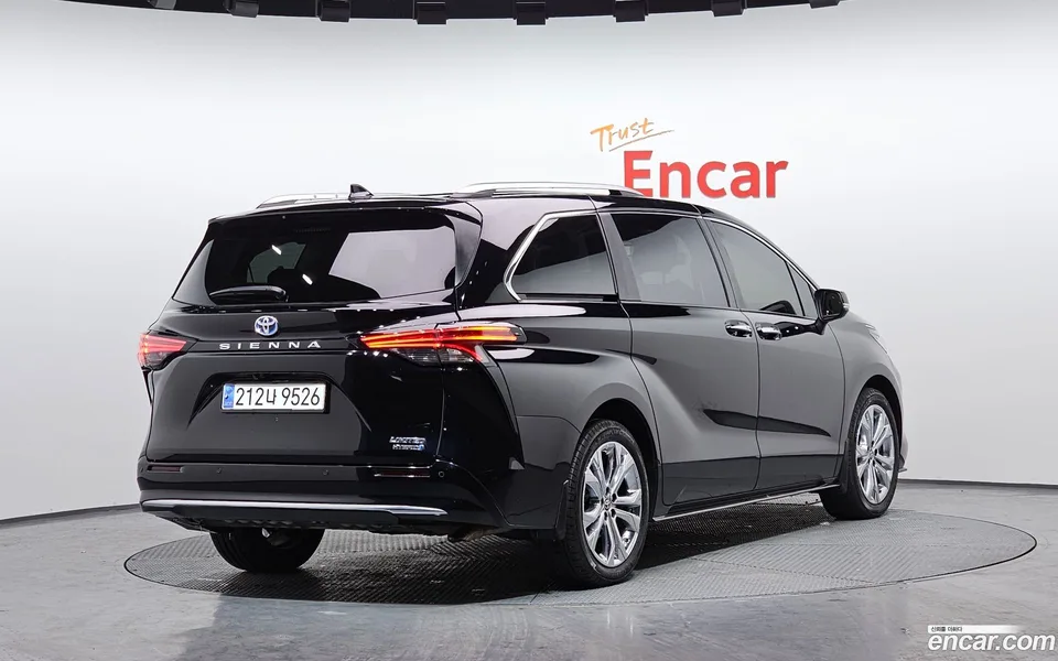Toyota Sienna 2.5 2WD 2023 — миниатюра 2