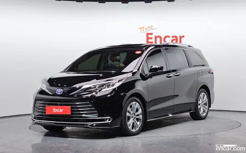Toyota Sienna 2023 buy in Moscow