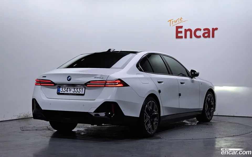 BMW 5 Series 530e xDrive M 2025 — миниатюра 2