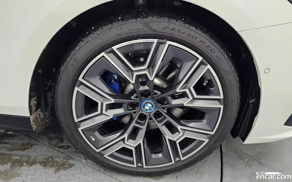 BMW 5 Series 530e xDrive M 2025 — миниатюра 5