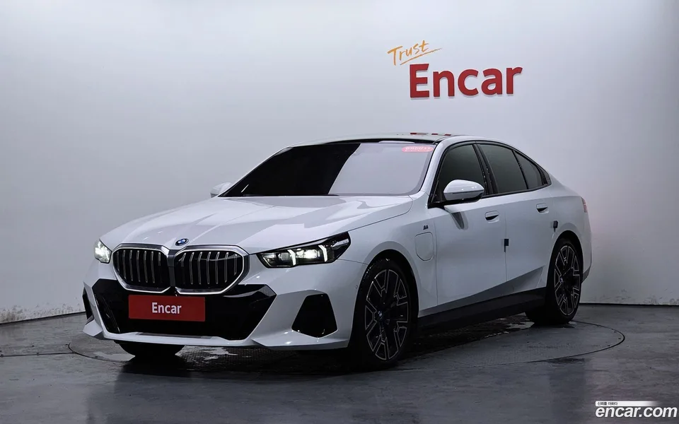 BMW 5 Series 530e xDrive M 2025 — фото 1, купить с доставкой в Москву