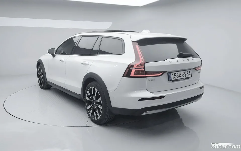 Volvo V60 Cross Country B5 AWD 2024 — миниатюра 4