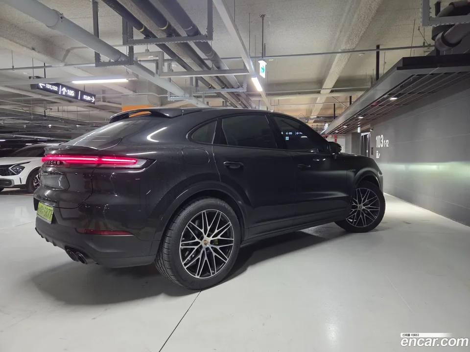 Porsche Cayenne 3.0 E- 2025 — миниатюра 5