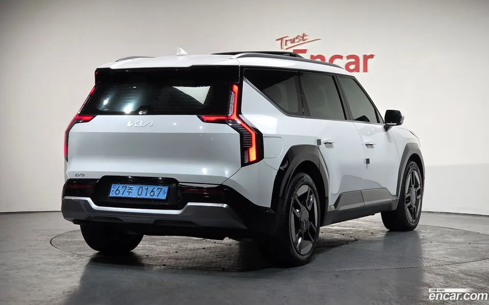 Kia EV9 4WD 2023 — миниатюра 2
