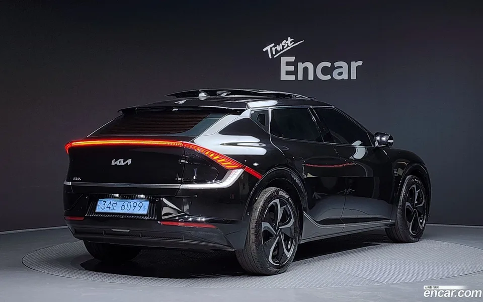 Kia EV6 2023 — миниатюра 2