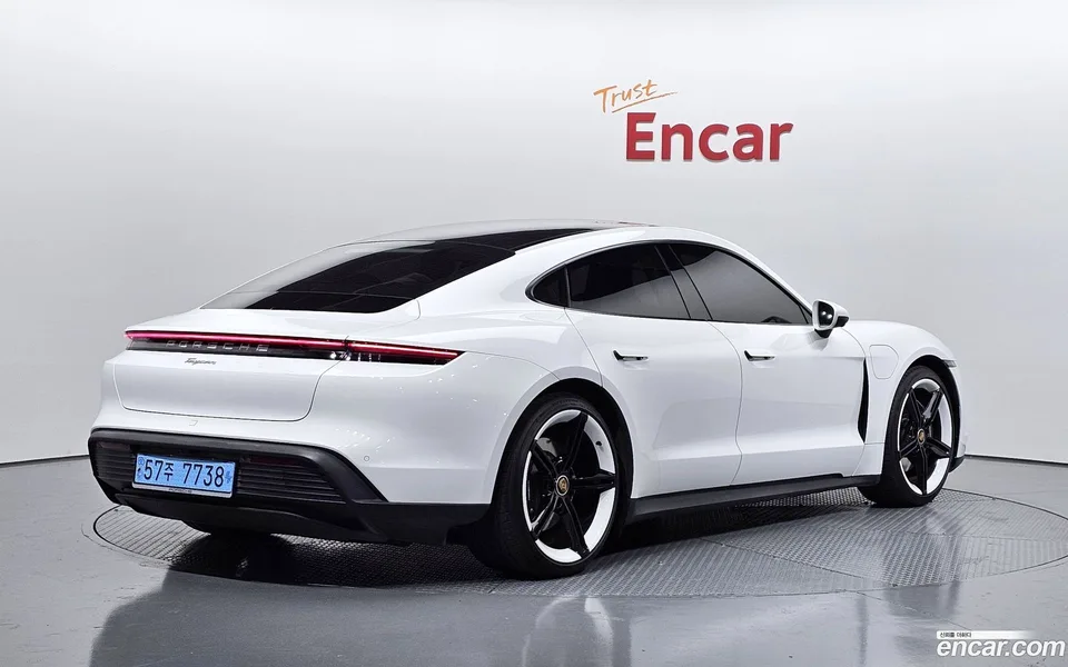 Porsche Taycan 2023 — миниатюра 2