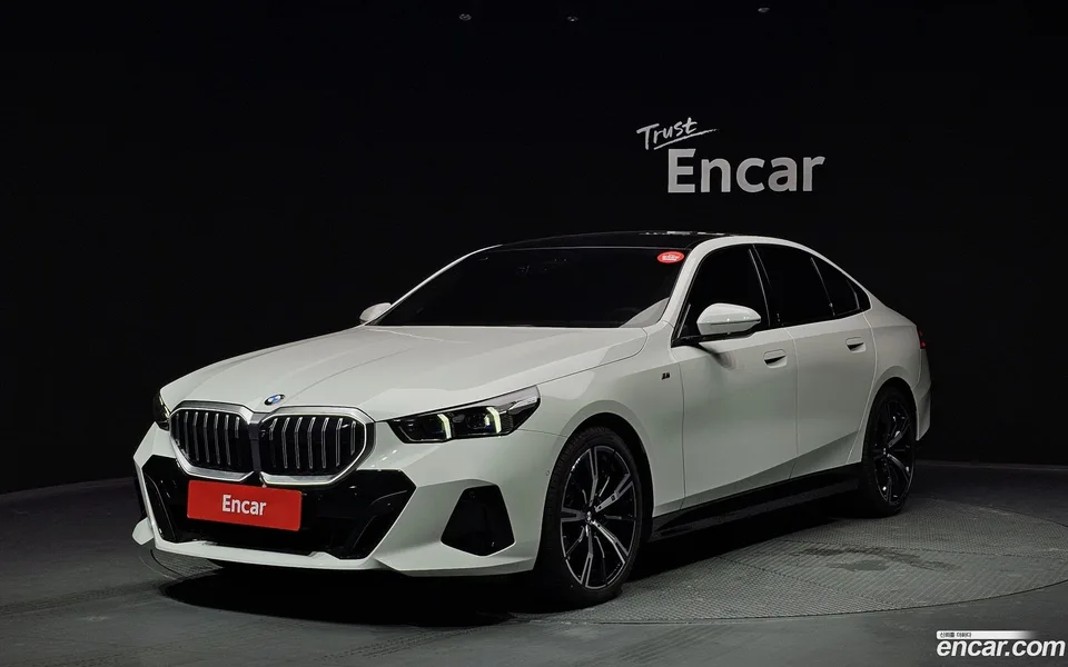 BMW 5 Series 530i xDrive M 2025 — фото 1, купить с доставкой в Москву