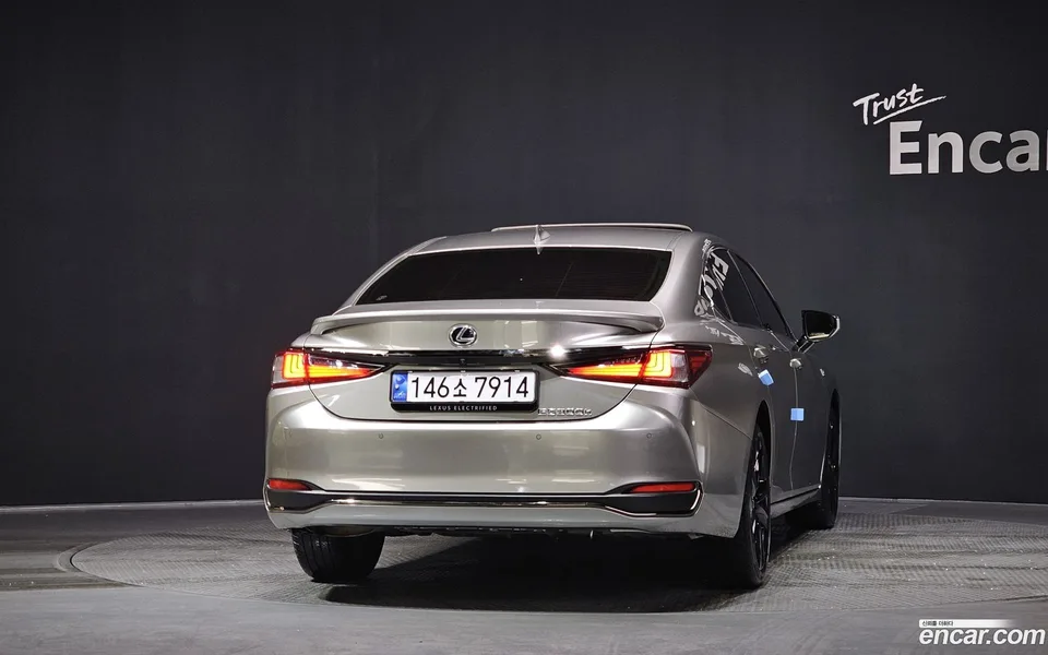 Lexus ES 300h F-Sport 2024 — миниатюра 4