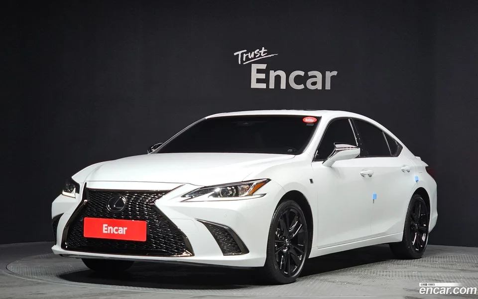 Lexus ES 300h F-Sport 2024 — фото 1, купить с доставкой в Москву
