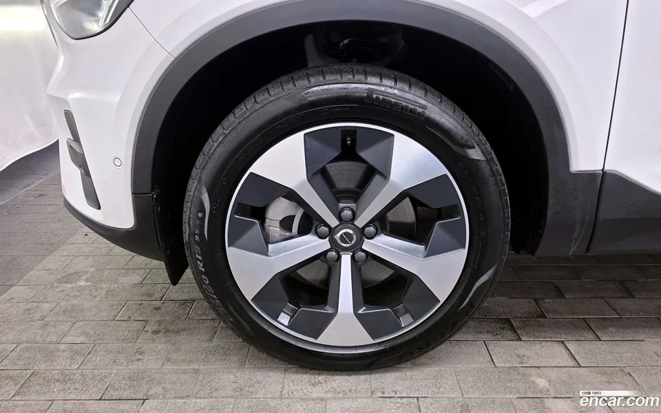 Volvo XC40 B4 2023 — миниатюра 5