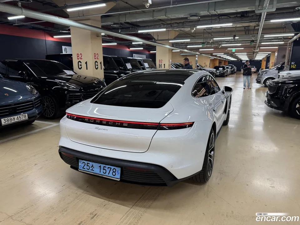 Porsche Taycan 2024 — миниатюра 2