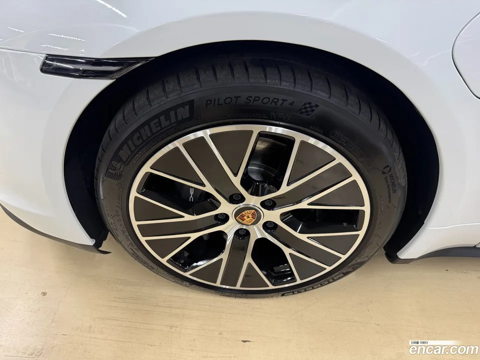 Porsche Taycan 2024 — миниатюра 5