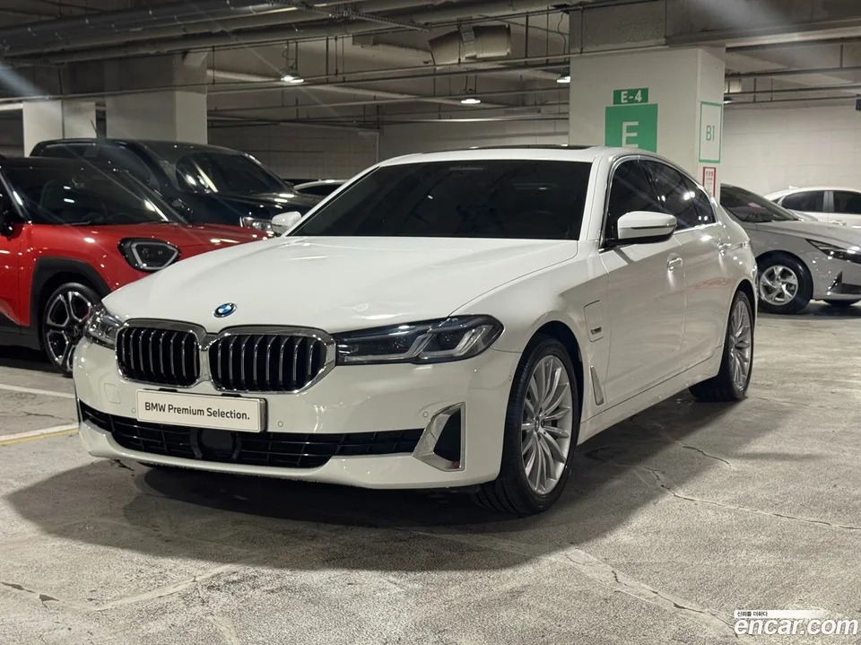 BMW 5 Series 530e 2023 — фото 1, купить с доставкой в Москву