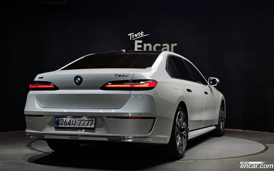 BMW 7 Series 750e xDrive 2023 — миниатюра 2