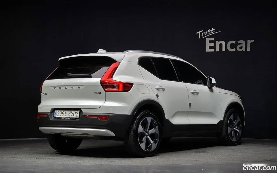 Volvo XC40 B4 2023 — миниатюра 2