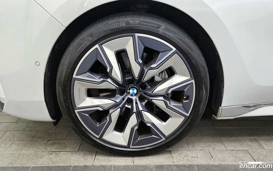 BMW i7 xDrive 60 2023 — миниатюра 5