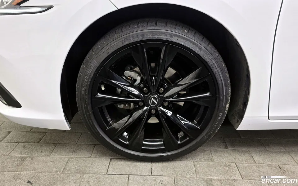 Lexus ES 300h F-Sport 2024 — миниатюра 5