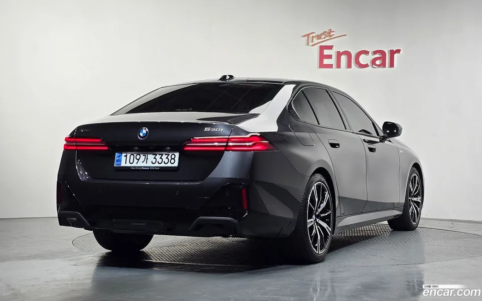 BMW 5 Series 530i xDrive M 2024 — миниатюра 2
