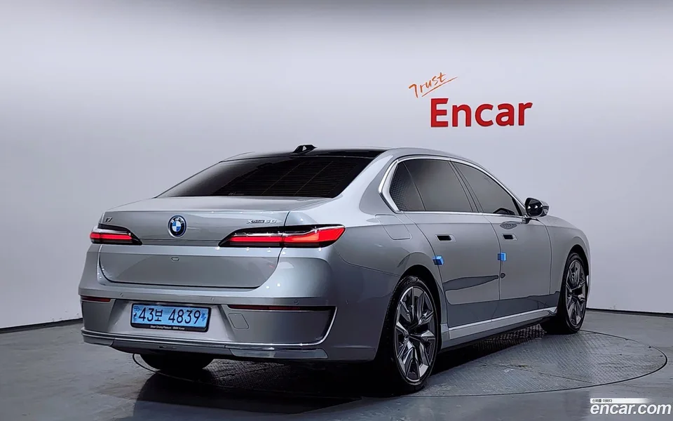 BMW i7 xDrive 60 2023 — миниатюра 2