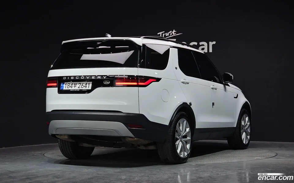 Land Rover Discovery 2.0 P300 SE 2023 — миниатюра 2