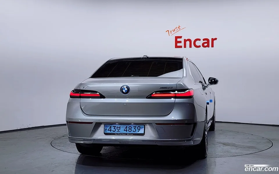 BMW i7 xDrive 60 2023 — миниатюра 4