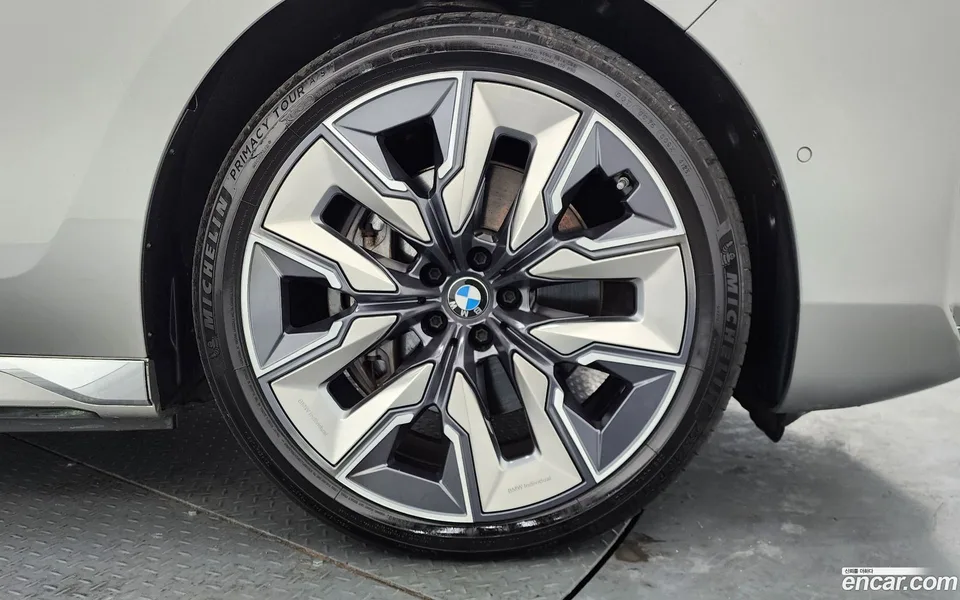 BMW i7 xDrive 60 2023 — миниатюра 5