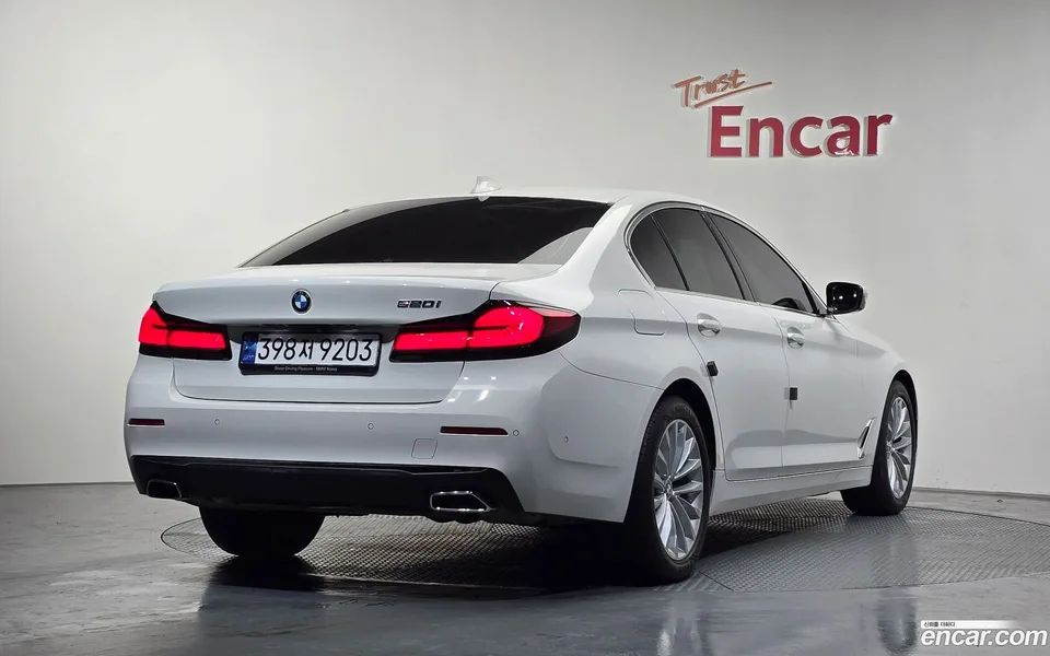 BMW 5 Series 520i 2023 — миниатюра 2