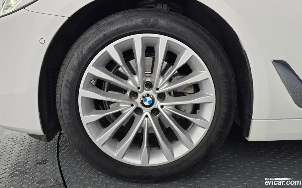 BMW 5 Series 520i 2023 — миниатюра 5