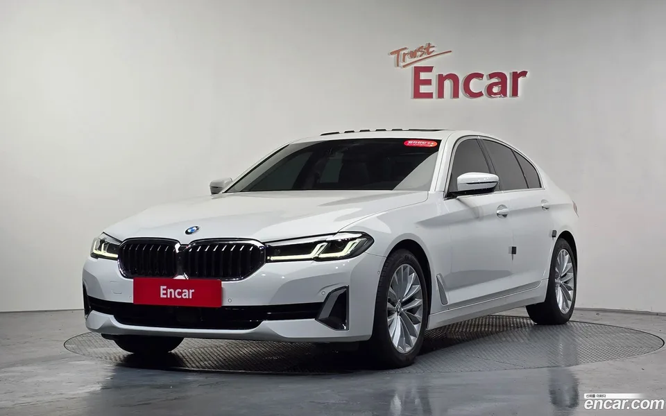 BMW 5 Series 520i 2023 — фото 1, купить с доставкой в Москву