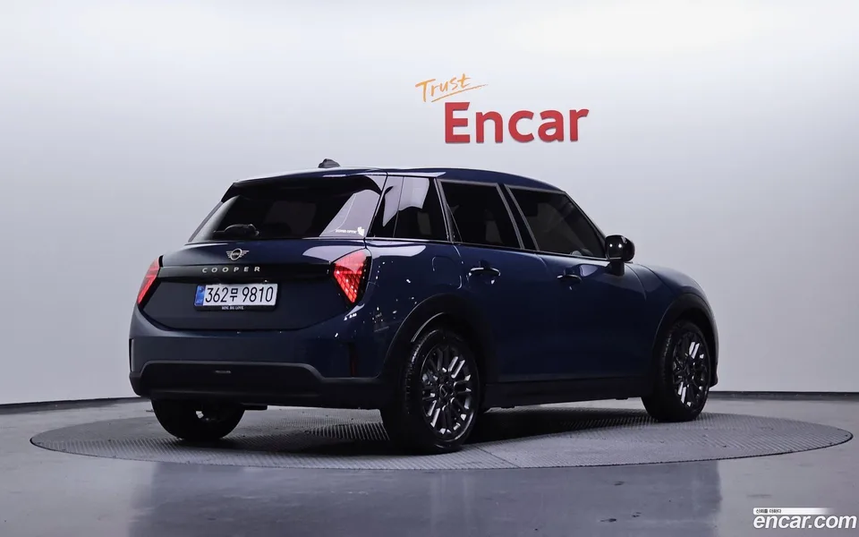 MINI Cooper C 5 2025 — миниатюра 2