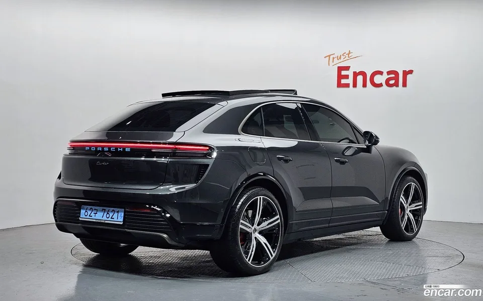 Porsche Macan Electric 2025 — миниатюра 2