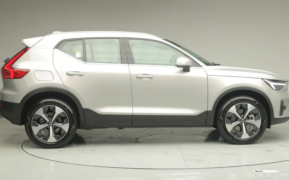 Volvo XC40 B4 2025 — миниатюра 4