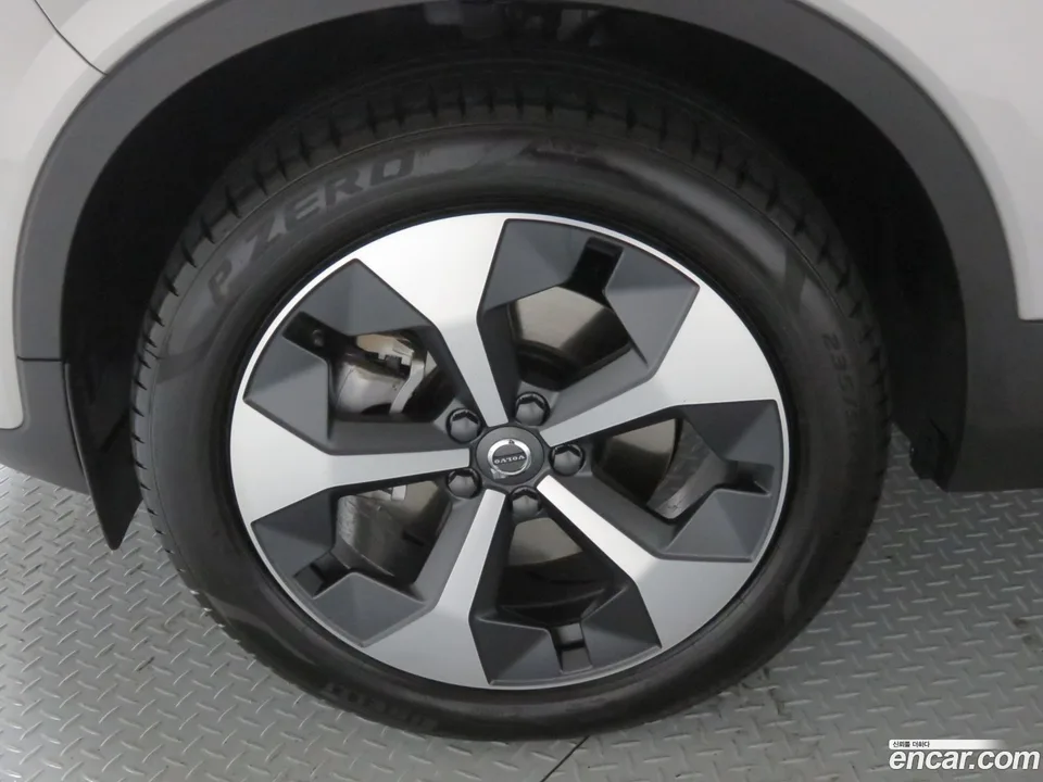 Volvo XC40 B4 2025 — миниатюра 5