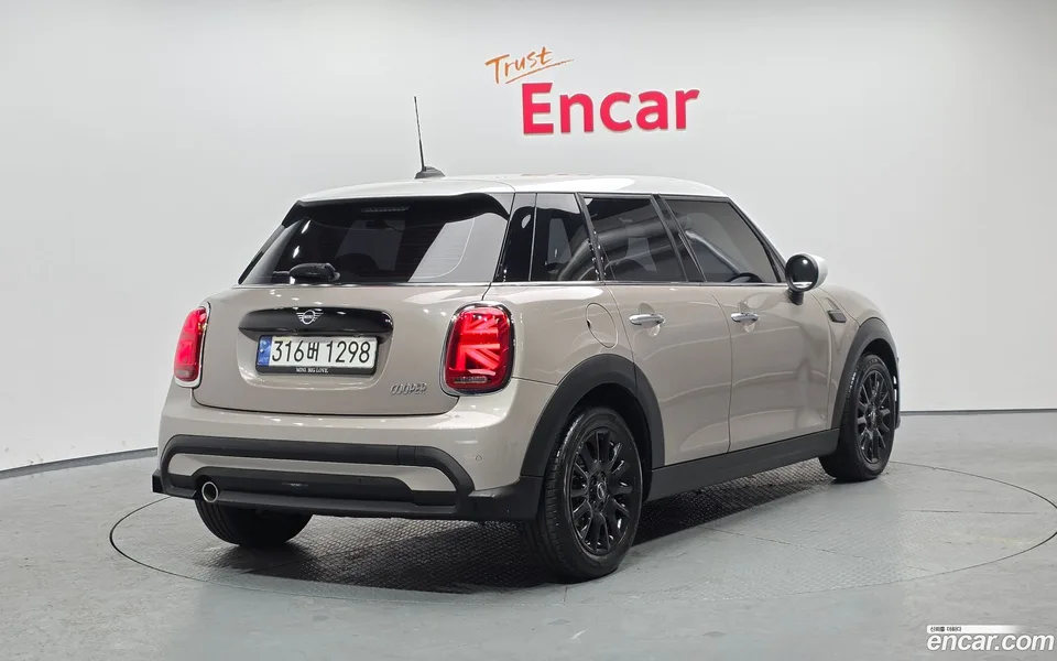 MINI Cooper 5 2023 — миниатюра 2