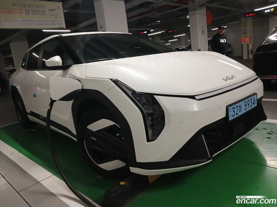 Kia EV4 2WD 2025 — фото 1, купить с доставкой в Москву