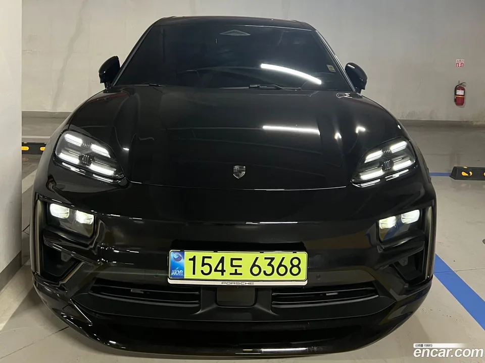 Porsche Macan Electric 2025 — миниатюра 2