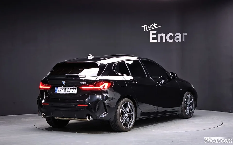 BMW 1 Series 120i M 2023 — миниатюра 2
