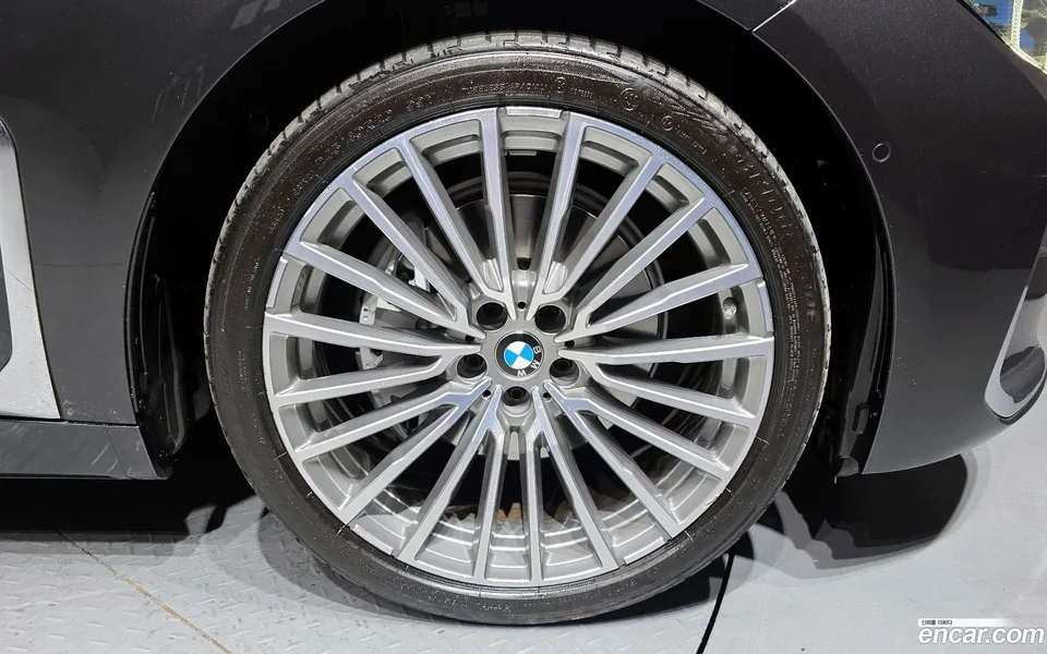 BMW 7 Series 740Li xDrive 2022 — миниатюра 5