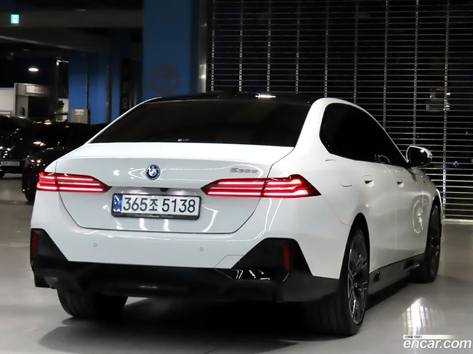 BMW 5 Series 530e M 2024 — миниатюра 2
