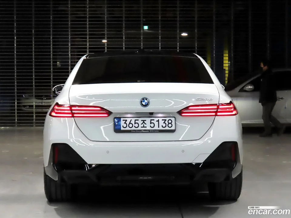 BMW 5 Series 530e M 2024 — миниатюра 4