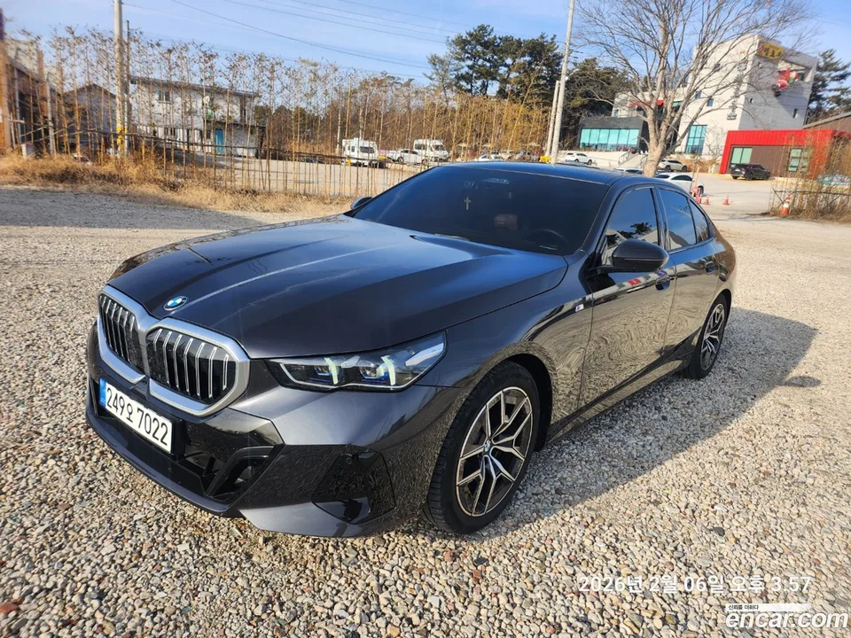 BMW 5 Series 520i M 2024 — фото 1, купить с доставкой в Москву