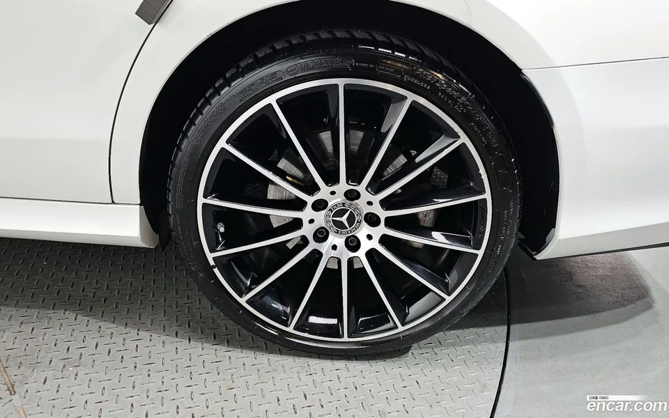 Mercedes-Benz E-Class E350 4MATIC AMG Line 2023 — миниатюра 5