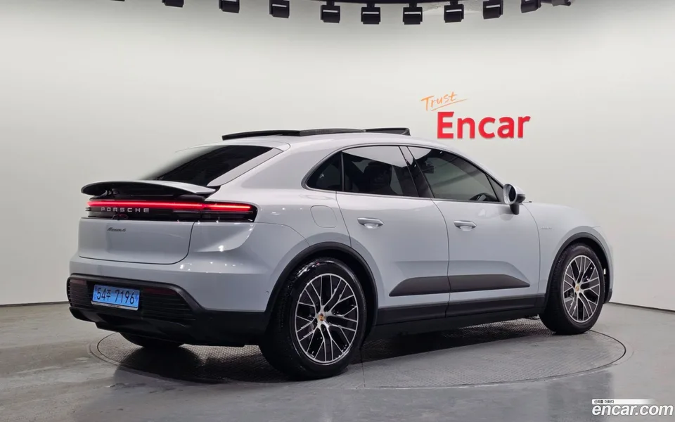 Porsche Macan Electric 4 2025 — миниатюра 2