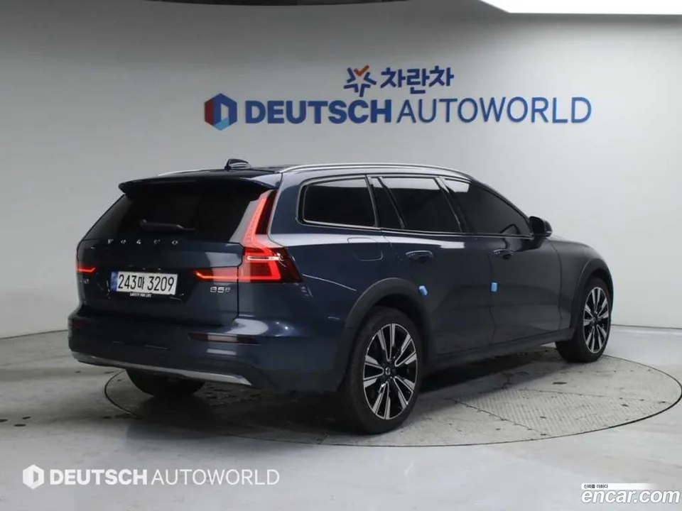 Volvo V60 Cross Country B5 AWD 2022 — миниатюра 2