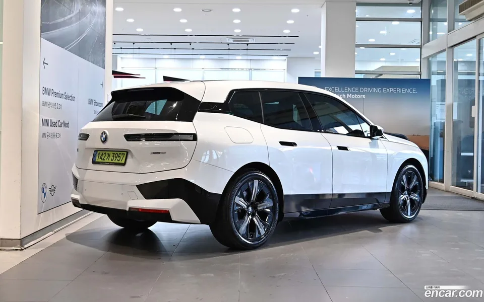 BMW iX xDrive50 2025 — миниатюра 2