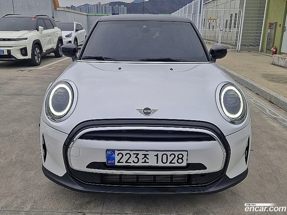 MINI Cooper 2024 — фото 1, купить с доставкой в Москву