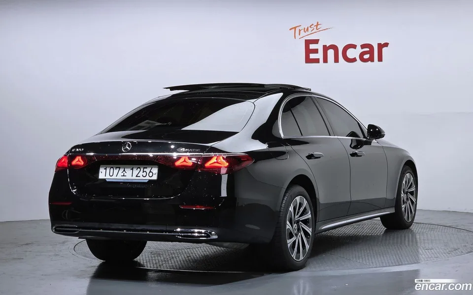 Mercedes-Benz E-Class E300 4MATIC 2024 — миниатюра 2