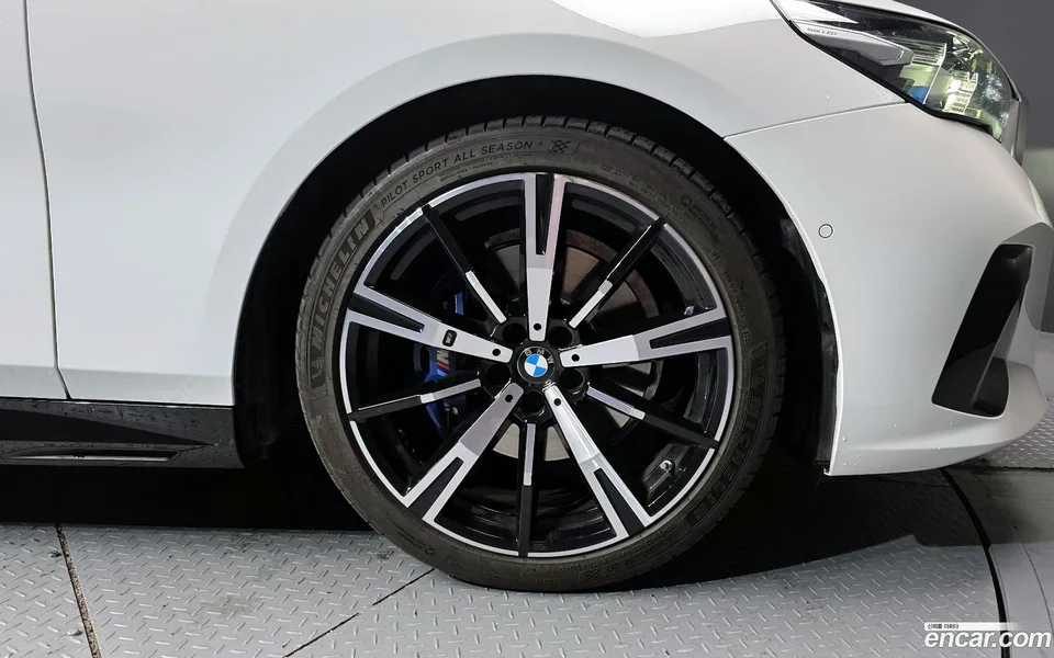 BMW 5 Series 530i xDrive M 2025 — миниатюра 5