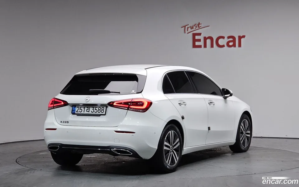 Mercedes-Benz A-Class A220 2022 — миниатюра 2