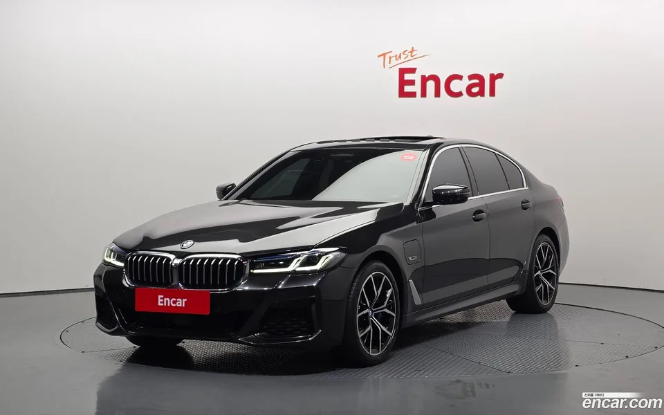 BMW 5 Series 530e M 2022 — фото 1, купить с доставкой в Москву